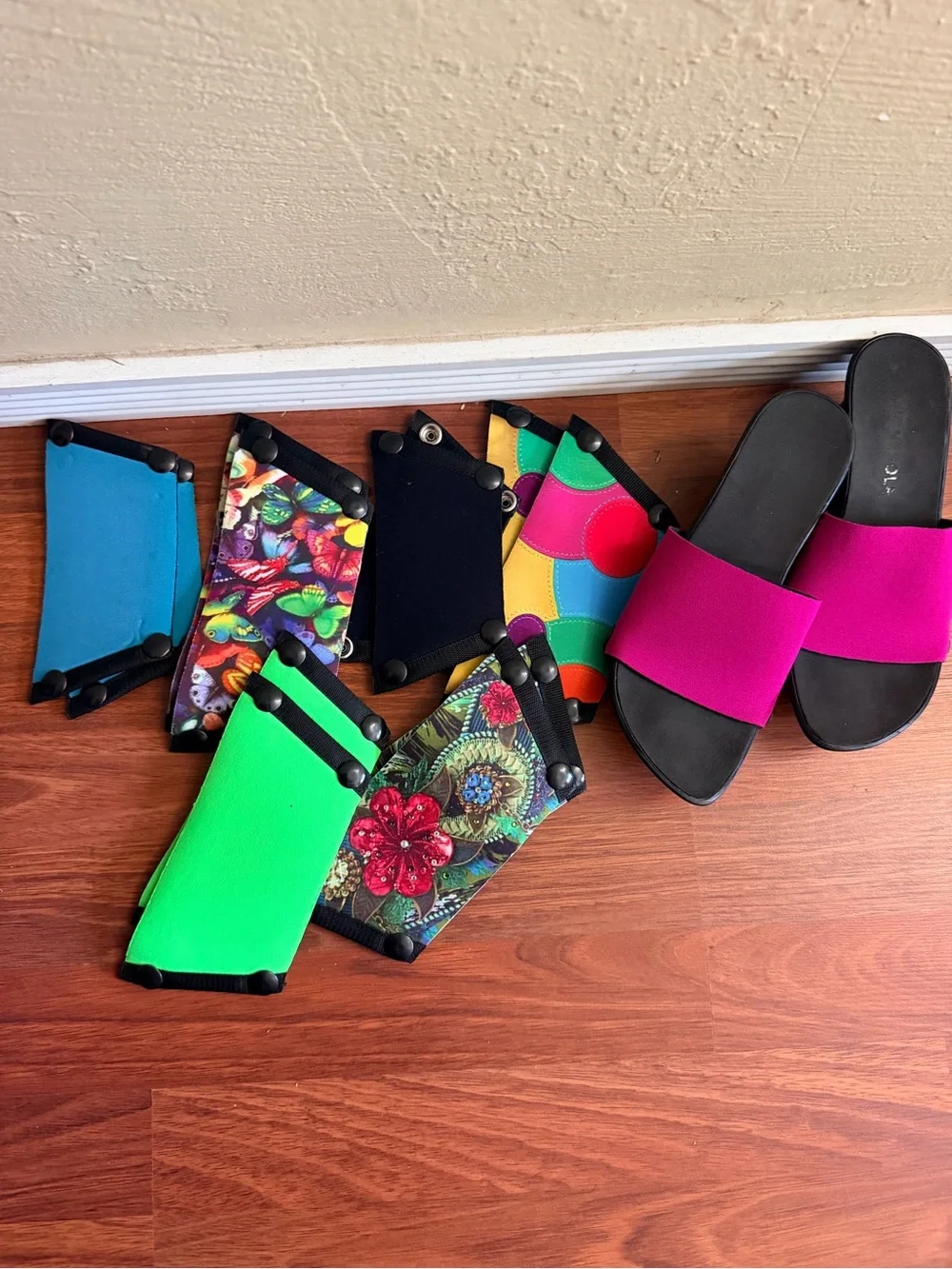 Onesole Slide Wedges with Bright Fuchsia Strap With 6 Extra Straps